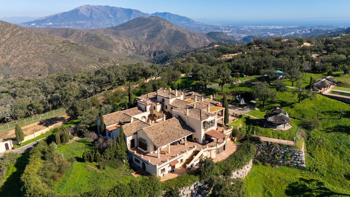 9 bedroom Villa for sale in La Mairena with pool garage - € 12,500,000 (Ref: 9733309)