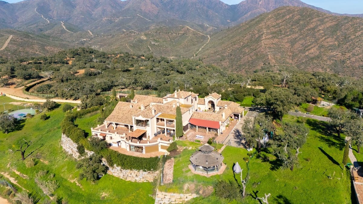 9 bedroom Villa for sale in La Mairena with pool garage - € 12,500,000 (Ref: 9733309)