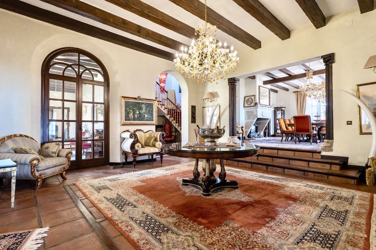 9 bedroom Villa for sale in La Mairena with pool garage - € 12,500,000 (Ref: 9733309)