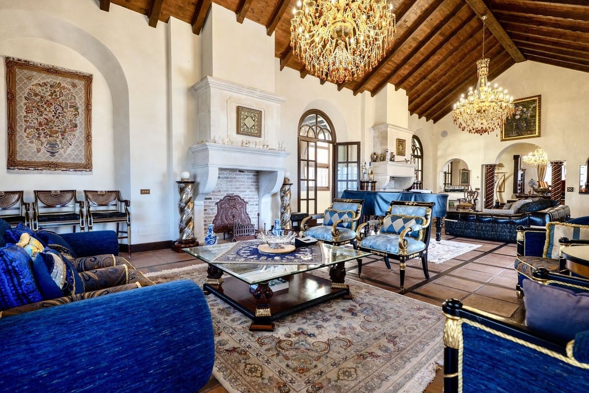 9 bedroom Villa for sale in La Mairena with pool garage - € 12,500,000 (Ref: 9733309)