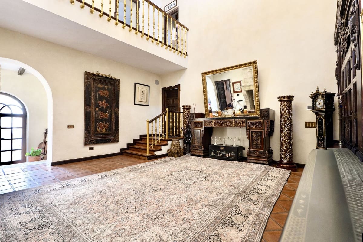 9 bedroom Villa for sale in La Mairena with pool garage - € 12,500,000 (Ref: 9733309)