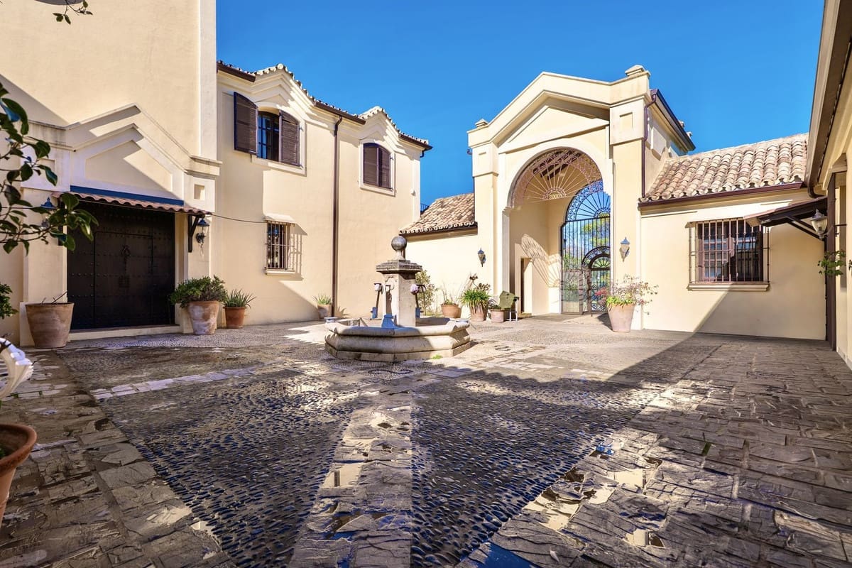 9 bedroom Villa for sale in La Mairena with pool garage - € 12,500,000 (Ref: 9733309)