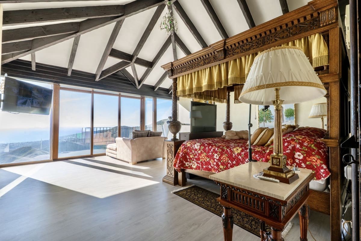 9 bedroom Villa for sale in La Mairena with pool garage - € 12,500,000 (Ref: 9733309)