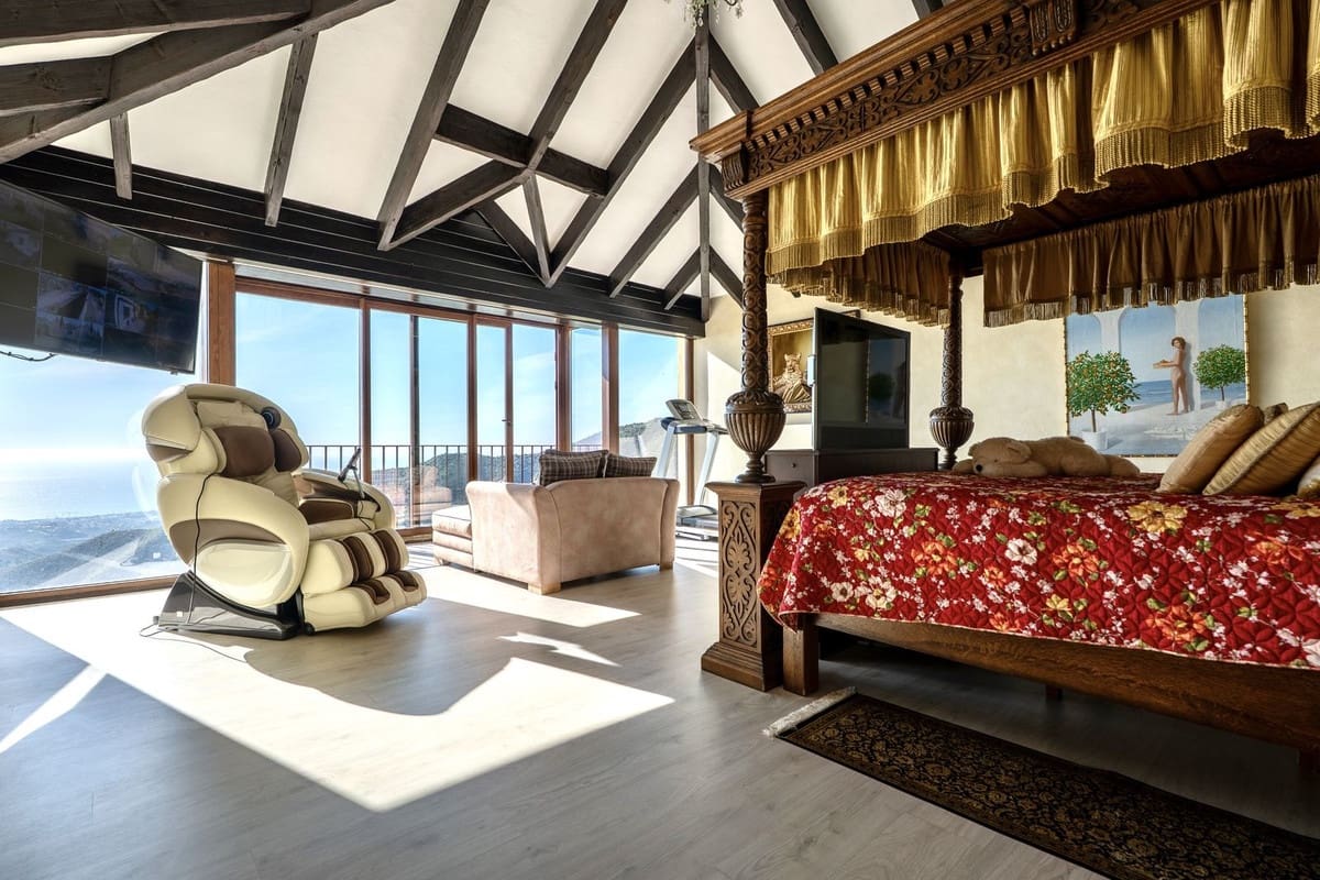 9 bedroom Villa for sale in La Mairena with pool garage - € 12,500,000 (Ref: 9733309)