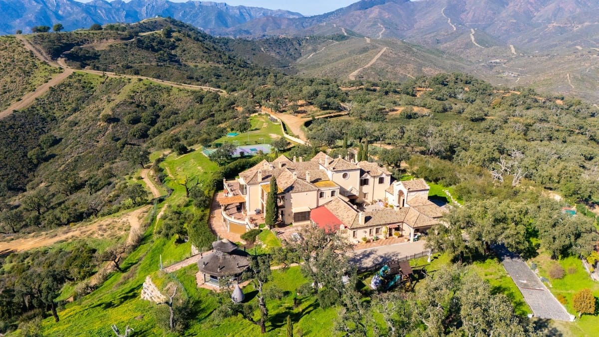 9 bedroom Villa for sale in La Mairena with pool garage - € 12,500,000 (Ref: 9733309)