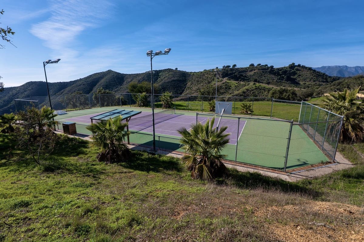 9 bedroom Villa for sale in La Mairena with pool garage - € 12,500,000 (Ref: 9733309)