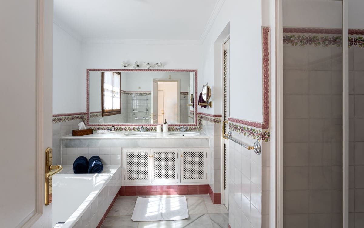 7 sovrum Villa till salu i Benahavis med pool garage - 4 500 000 € (Ref: 9733316)