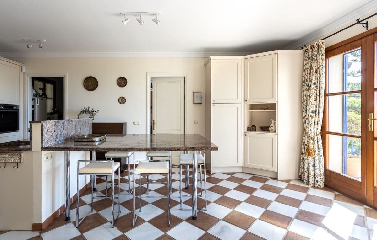 7 sovrum Villa till salu i Benahavis med pool garage - 4 500 000 € (Ref: 9733316)