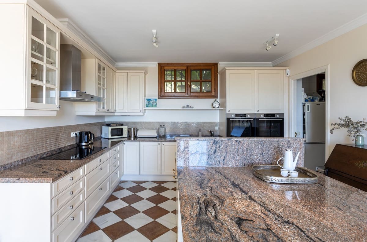 7 sovrum Villa till salu i Benahavis med pool garage - 4 500 000 € (Ref: 9733316)