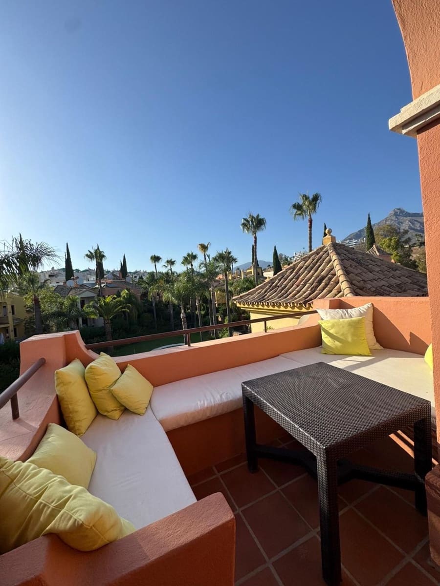 4 bedroom Townhouse for holiday rental in Marbella with pool garage - € 4,500 (Ref: 9733317)