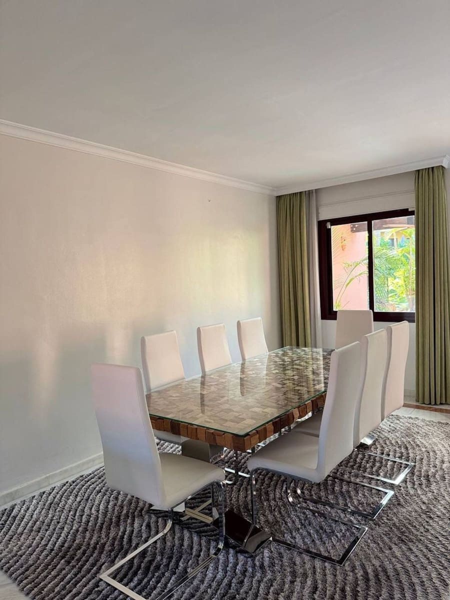 4 bedroom Townhouse for holiday rental in Marbella with pool garage - € 4,500 (Ref: 9733317)