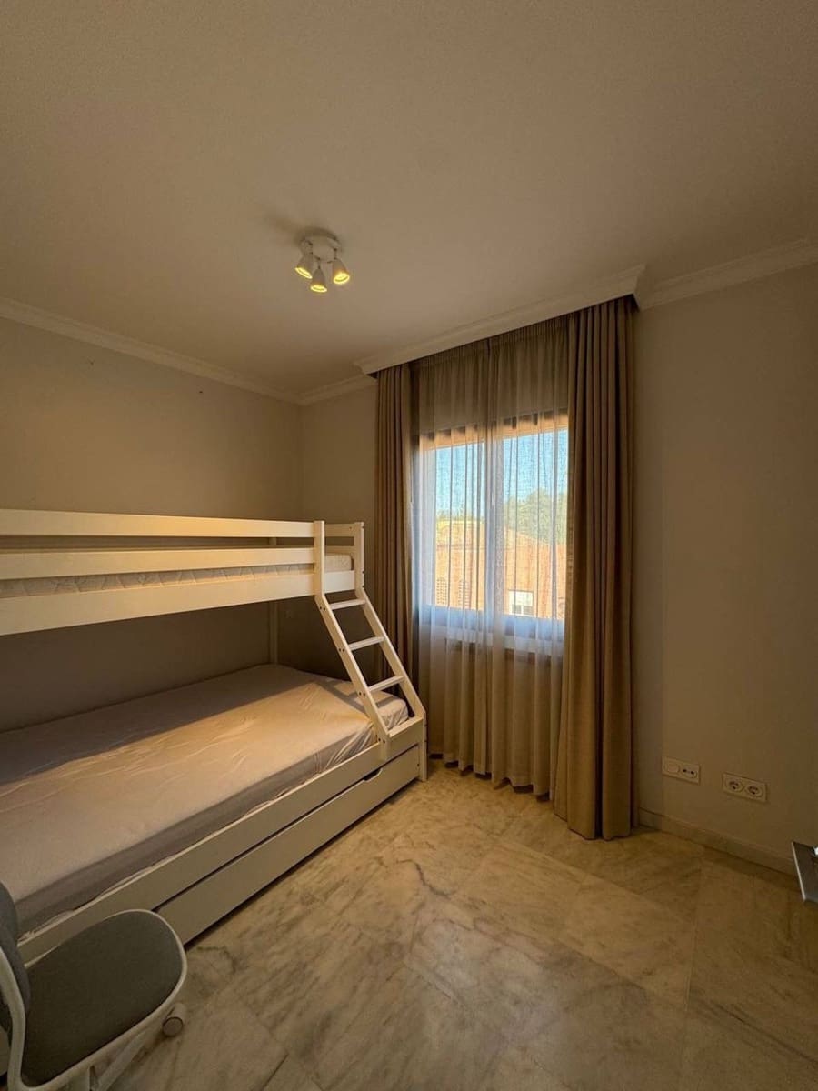 4 bedroom Townhouse for holiday rental in Marbella with pool garage - € 4,500 (Ref: 9733317)