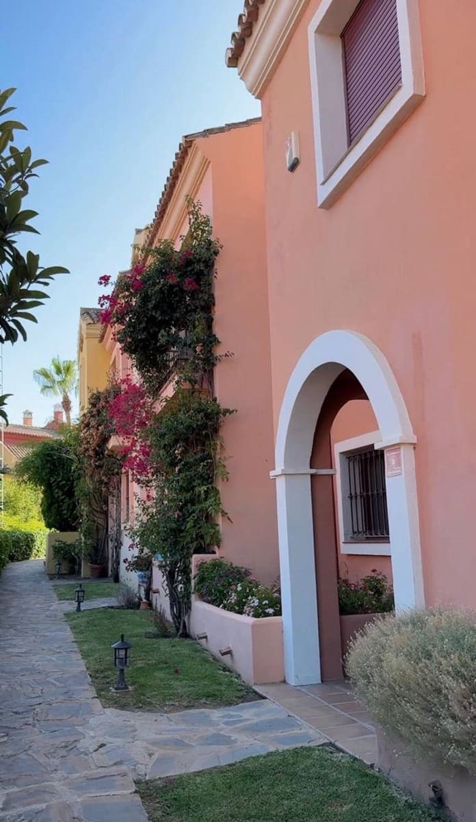 4 bedroom Townhouse for holiday rental in Marbella with pool garage - € 4,500 (Ref: 9733317)