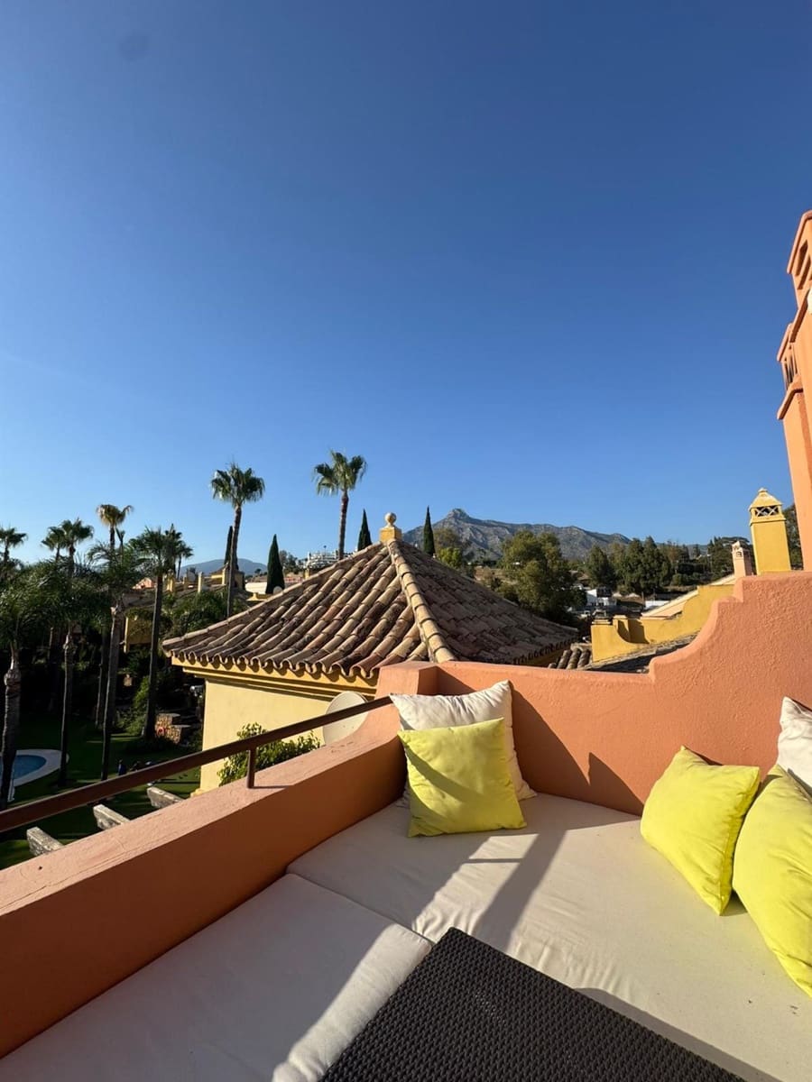 4 bedroom Townhouse for holiday rental in Marbella with pool garage - € 4,500 (Ref: 9733317)
