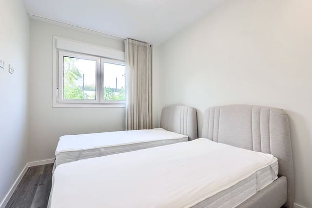 Appartement de 3 chambres de location de vacances à Cancelada, Estepona avec piscine garage - 2 000 € (Ref: 9733318)