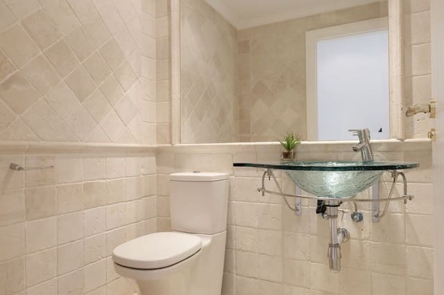 Ático de 3 habitaciones en Puerto Banus, Marbella en venta con piscina garaje - 2.330.000 € (Ref: 9733319)