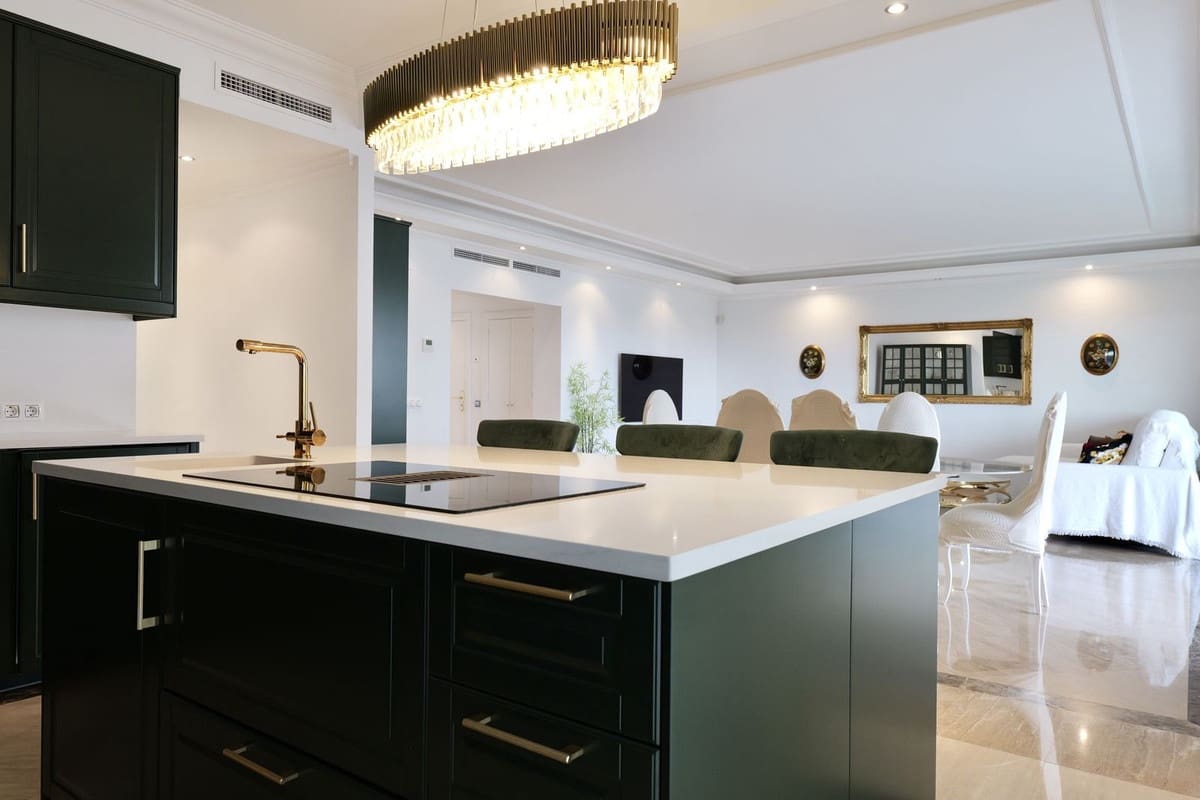 3 bedroom Penthouse for holiday rental in Puerto Banus with pool garage - € 1,800 (Ref: 9733320)
