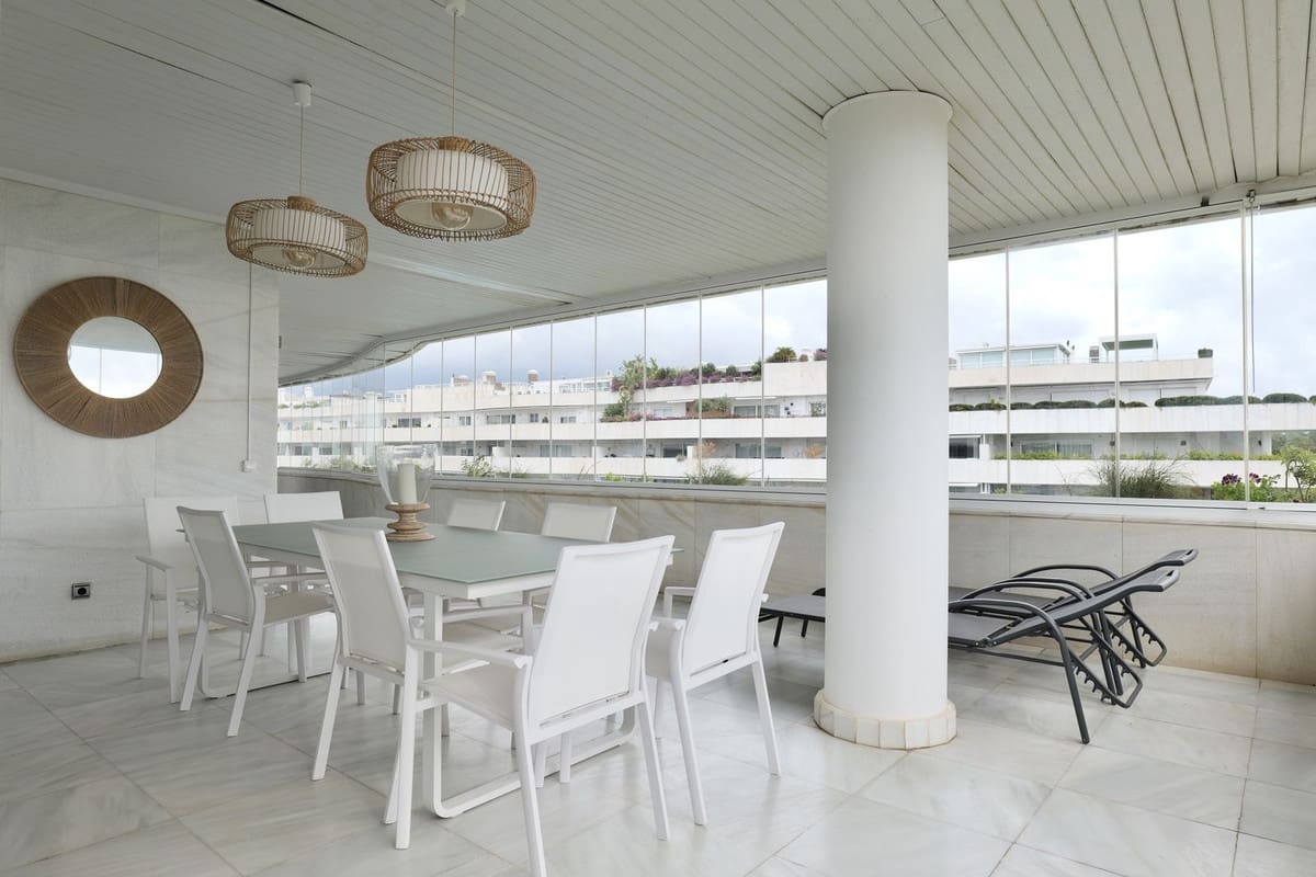 3 bedroom Penthouse for holiday rental in Puerto Banus with pool garage - € 1,800 (Ref: 9733320)