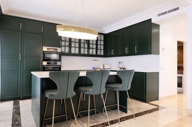 3 bedroom Penthouse for holiday rental in Puerto Banus, Marbella with pool garage - € 1,800 (Ref: 9733320)