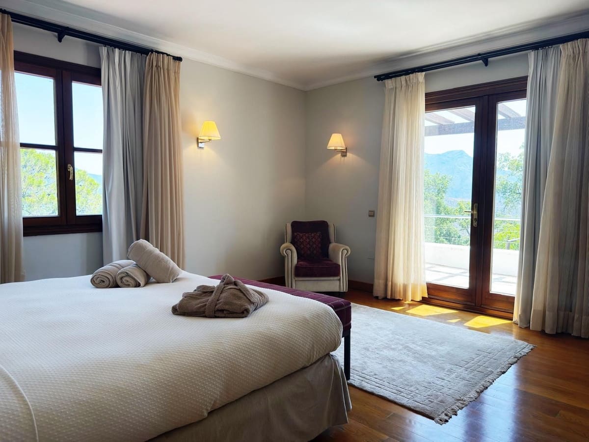 5 bedroom Villa for rent in La Zagaleta with pool garage - € 19,500 (Ref: 9733323)