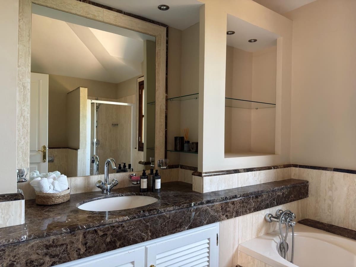 5 bedroom Villa for rent in La Zagaleta with pool garage - € 19,500 (Ref: 9733323)