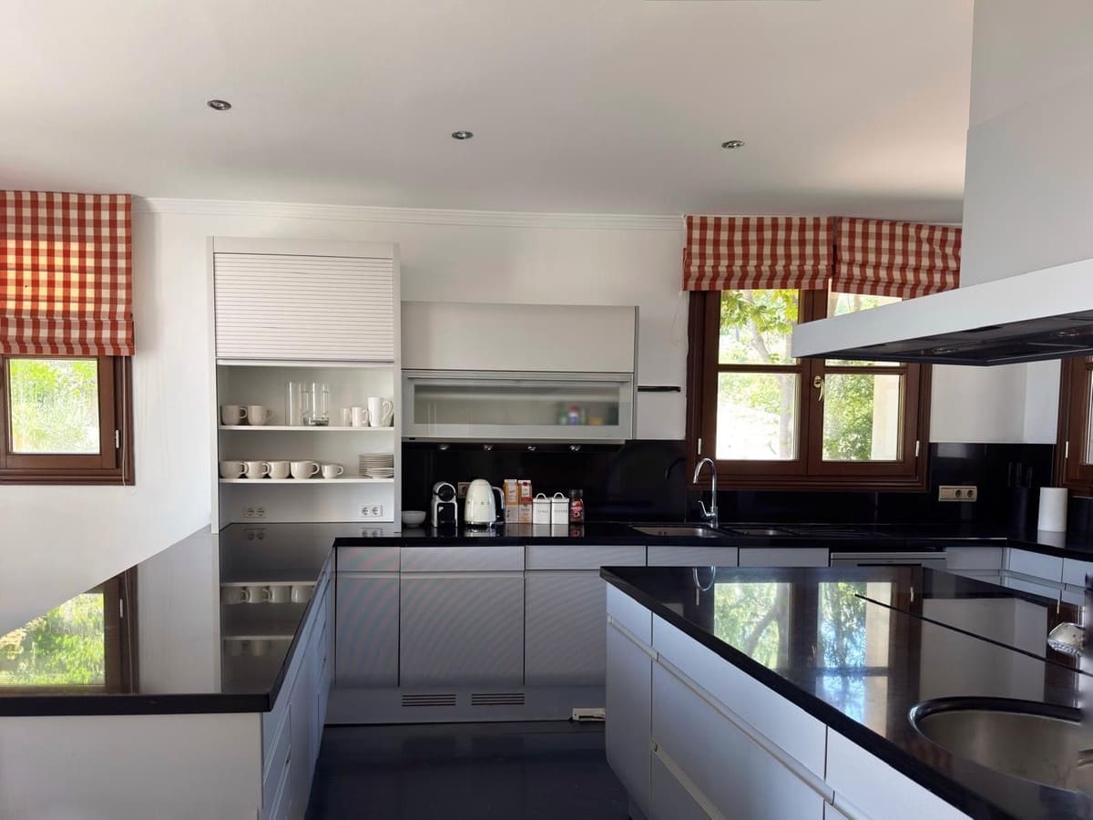 5 bedroom Villa for rent in La Zagaleta with pool garage - € 19,500 (Ref: 9733323)