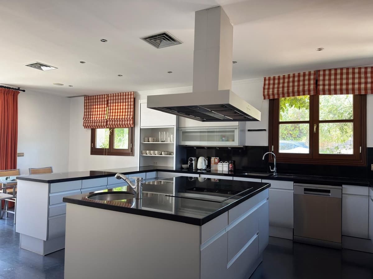 5 bedroom Villa for rent in La Zagaleta with pool garage - € 19,500 (Ref: 9733323)