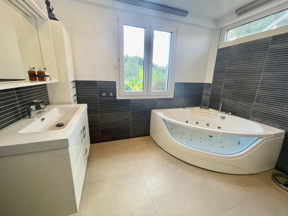 7 bedroom Villa for rent in San Pedro de Alcantara with pool garage - € 16,000 (Ref: 9733326)