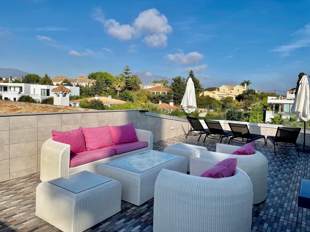 7 bedroom Villa for rent in San Pedro de Alcantara with pool garage - € 16,000 (Ref: 9733326)