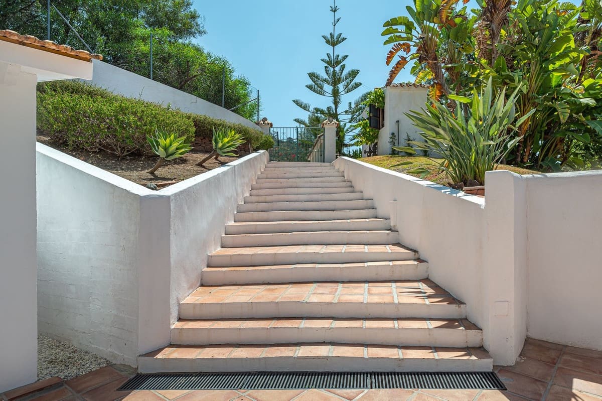 3 bedroom Villa for rent in Nueva Andalucia with pool garage - € 7,000 (Ref: 9733331)