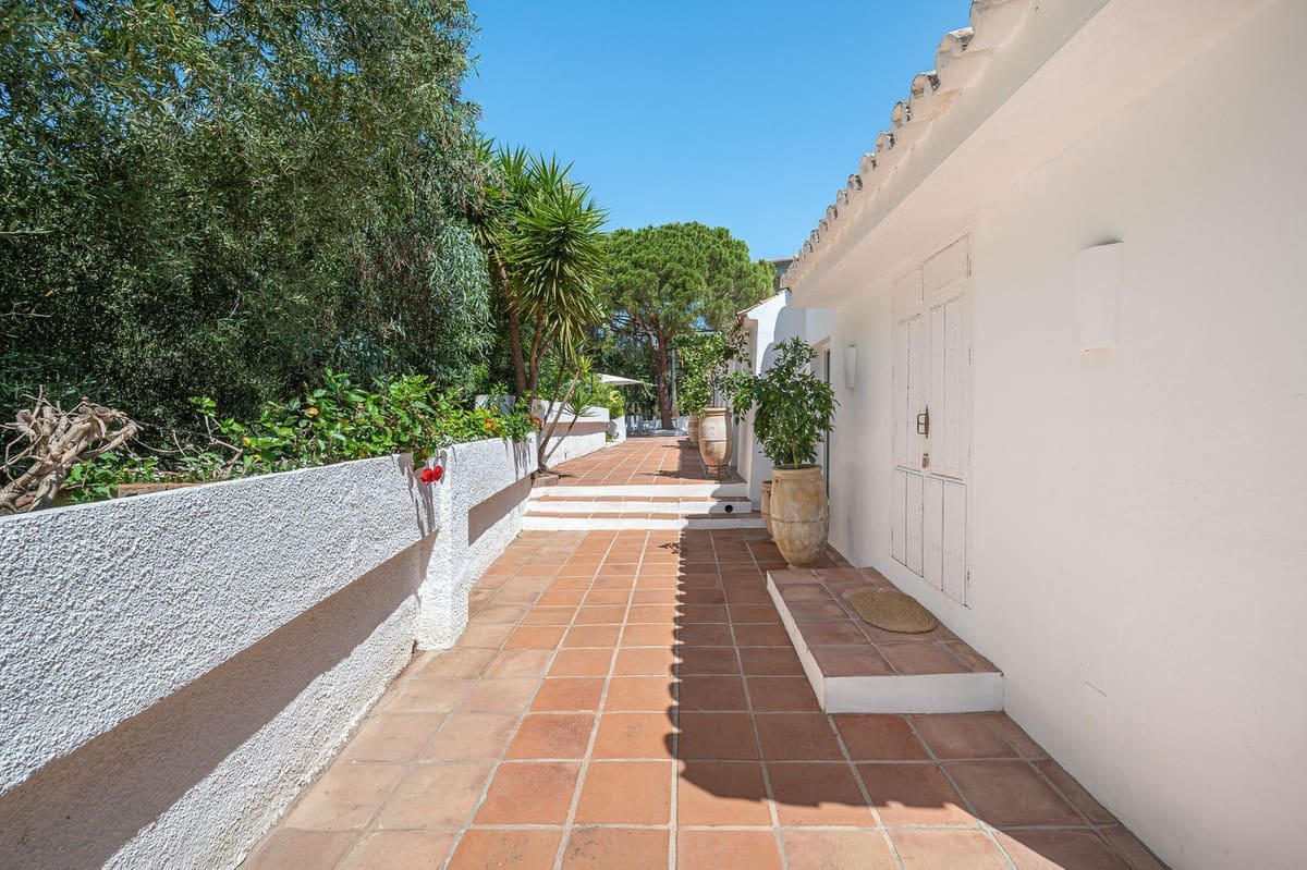 3 bedroom Villa for rent in Nueva Andalucia with pool garage - € 7,000 (Ref: 9733331)