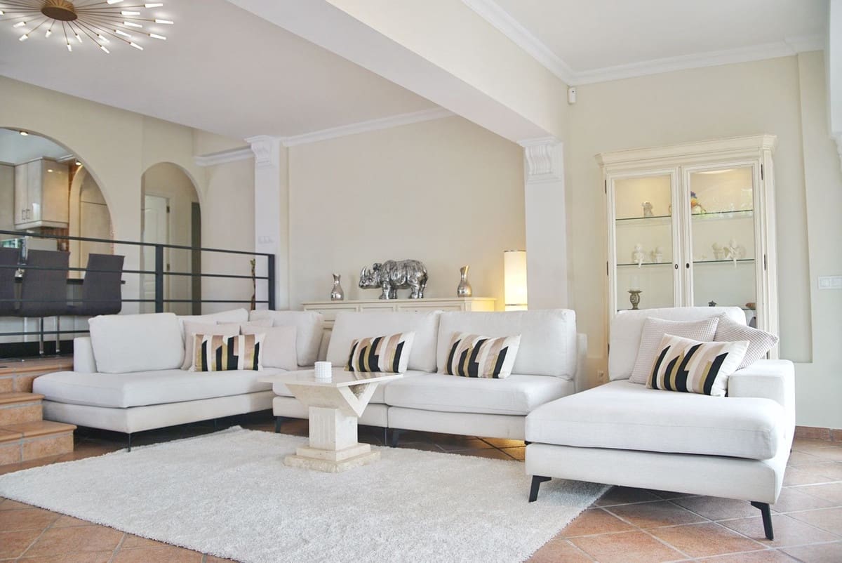 4 bedroom Villa for rent in La Cala de Mijas with pool garage - € 6,000 (Ref: 9733334)