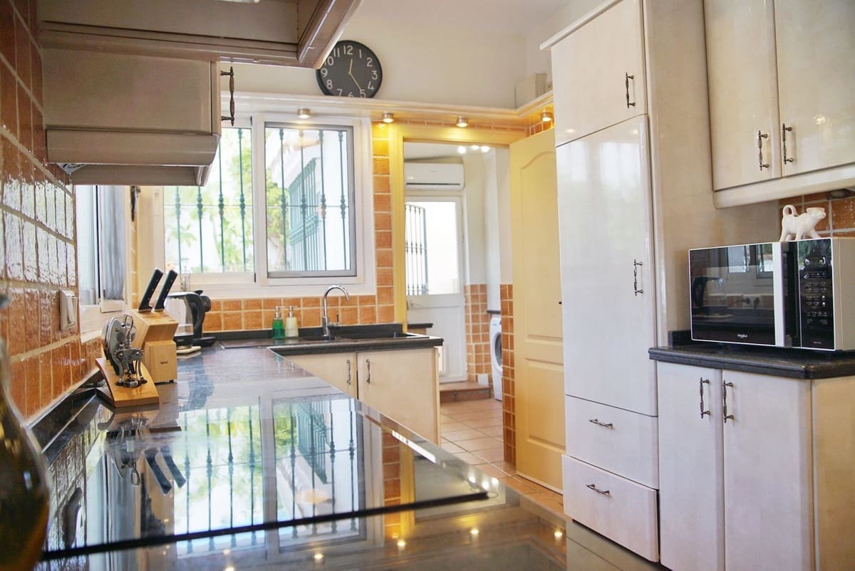 4 bedroom Villa for rent in La Cala de Mijas with pool garage - € 6,000 (Ref: 9733334)