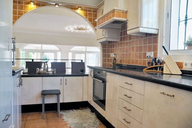 4 bedroom Villa for rent in La Cala de Mijas, Mijas with pool garage - € 6,000 (Ref: 9733334)