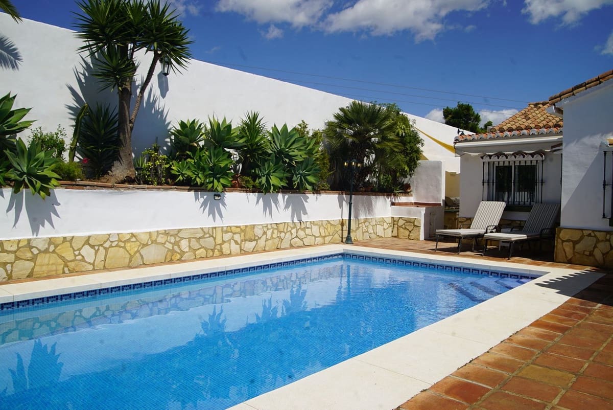 4 bedroom Villa for rent in La Cala de Mijas with pool garage - € 6,000 (Ref: 9733334)