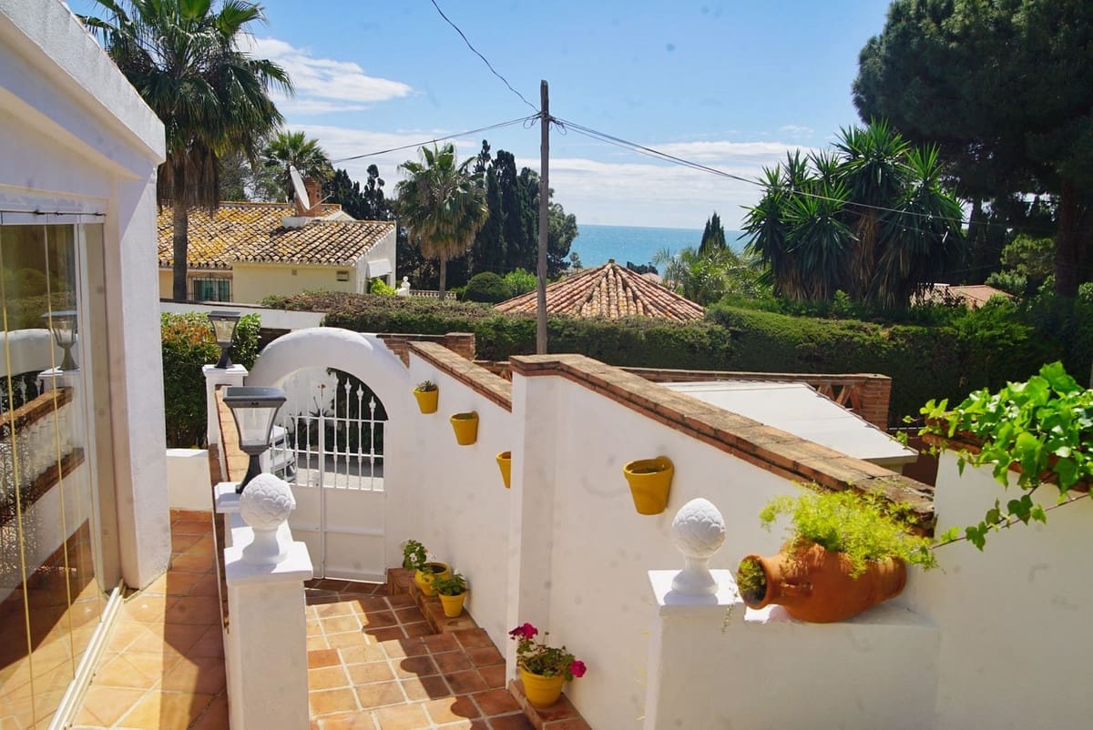 4 bedroom Villa for rent in La Cala de Mijas with pool garage - € 6,000 (Ref: 9733334)