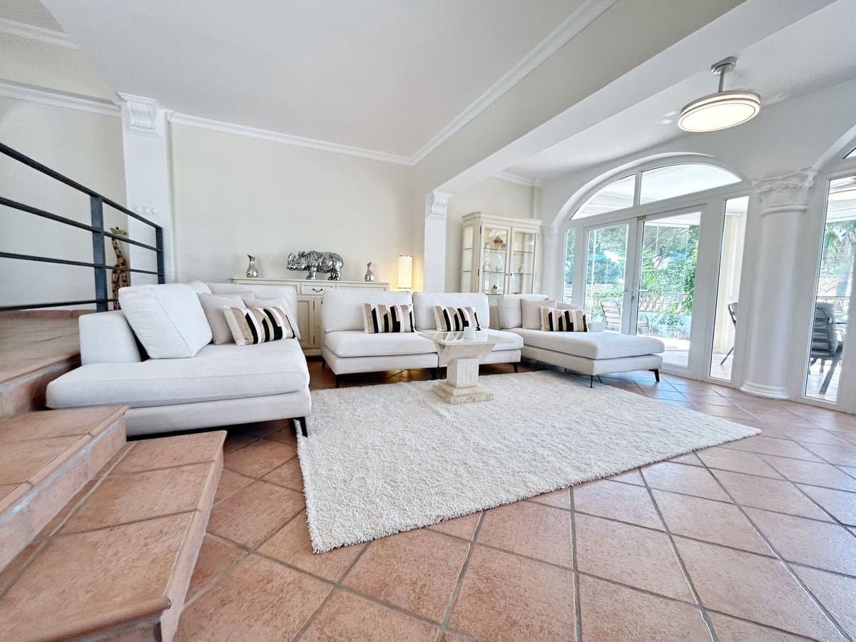 4 bedroom Villa for rent in La Cala de Mijas with pool garage - € 6,000 (Ref: 9733334)