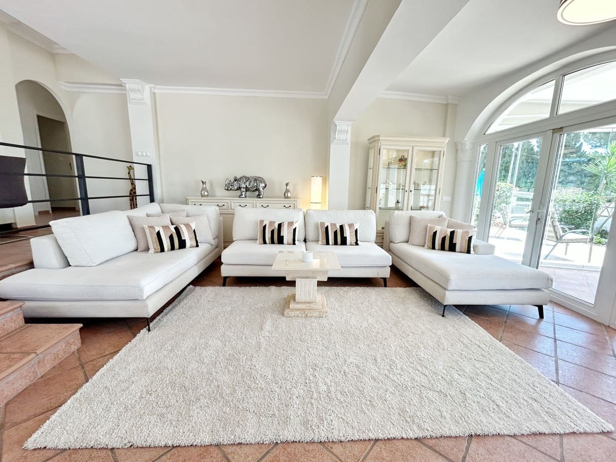 4 bedroom Villa for rent in La Cala de Mijas with pool garage - € 6,000 (Ref: 9733334)