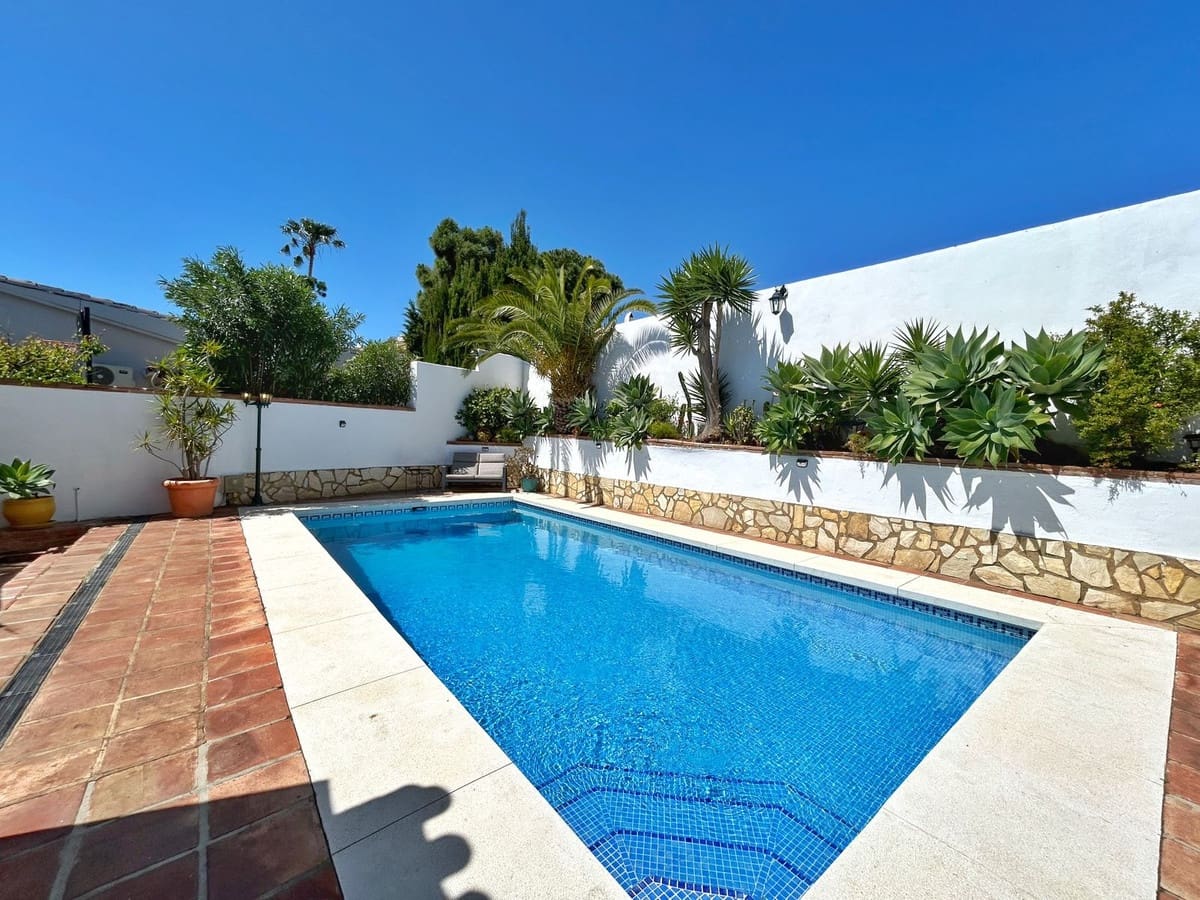 4 bedroom Villa for rent in La Cala de Mijas with pool garage - € 6,000 (Ref: 9733334)