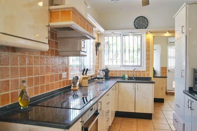 4 makuuhuone Huvila vuokrattavana paikassa La Cala de Mijas, Mijas mukana uima-altaan 
autotalli - 6 000 € (Ref: 9733334)