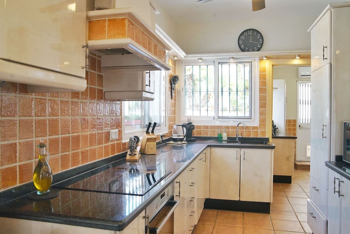 4 bedroom Villa for rent in La Cala de Mijas with pool garage - € 6,000 (Ref: 9733334)