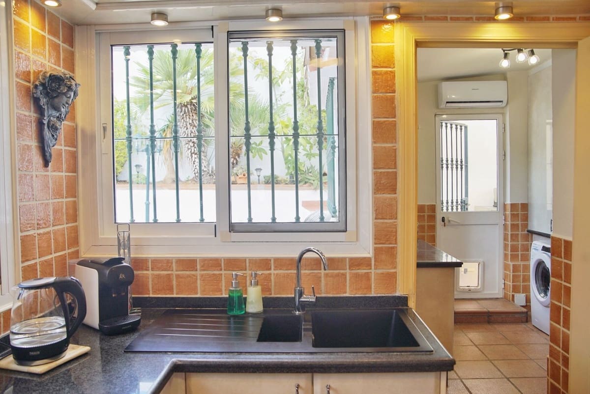 4 bedroom Villa for rent in La Cala de Mijas with pool garage - € 6,000 (Ref: 9733334)