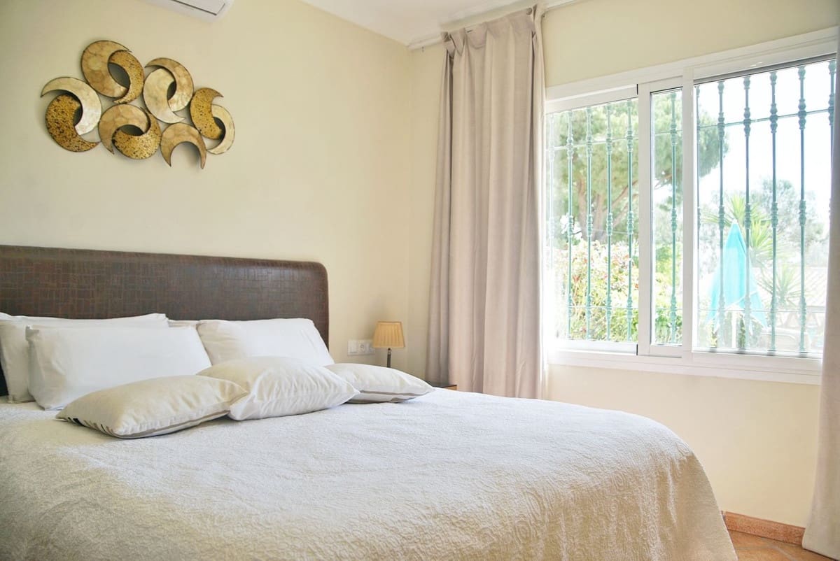 4 bedroom Villa for rent in La Cala de Mijas with pool garage - € 6,000 (Ref: 9733334)