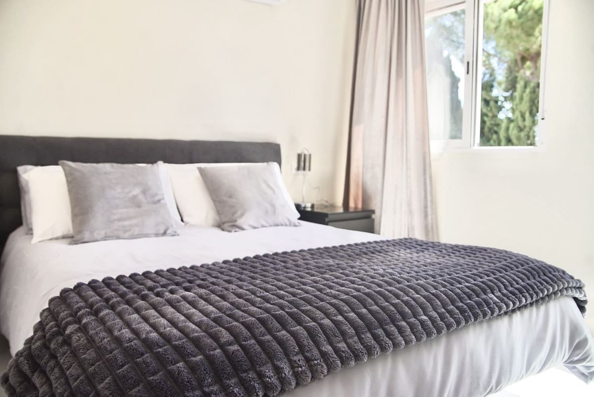 4 bedroom Villa for rent in La Cala de Mijas with pool garage - € 6,000 (Ref: 9733334)