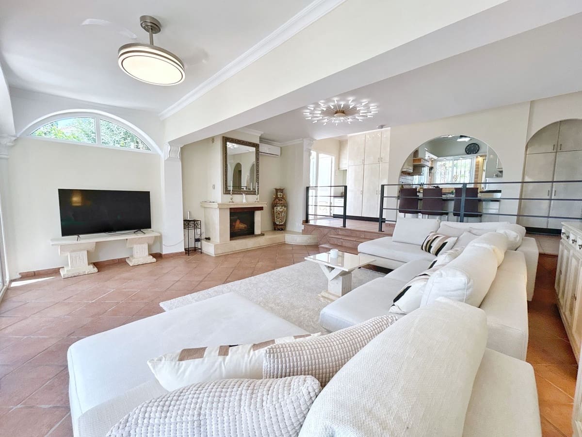 4 bedroom Villa for rent in La Cala de Mijas with pool garage - € 6,000 (Ref: 9733334)