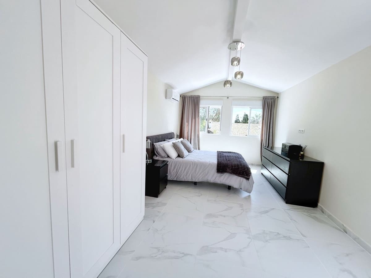 4 bedroom Villa for rent in La Cala de Mijas with pool garage - € 6,000 (Ref: 9733334)