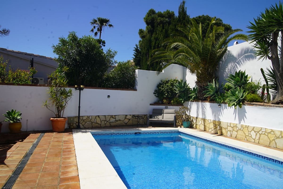 4 bedroom Villa for rent in La Cala de Mijas with pool garage - € 6,000 (Ref: 9733334)