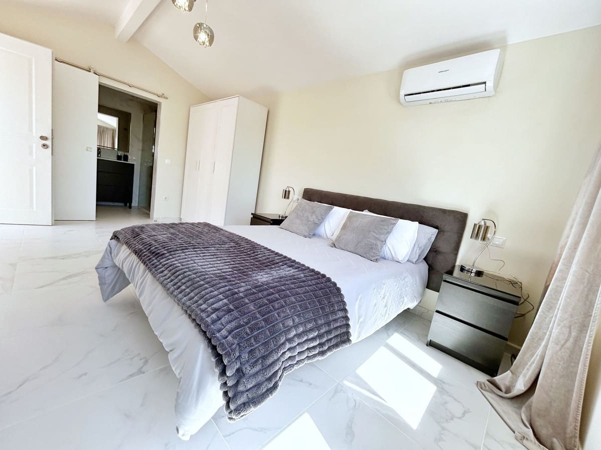 4 bedroom Villa for rent in La Cala de Mijas with pool garage - € 6,000 (Ref: 9733334)