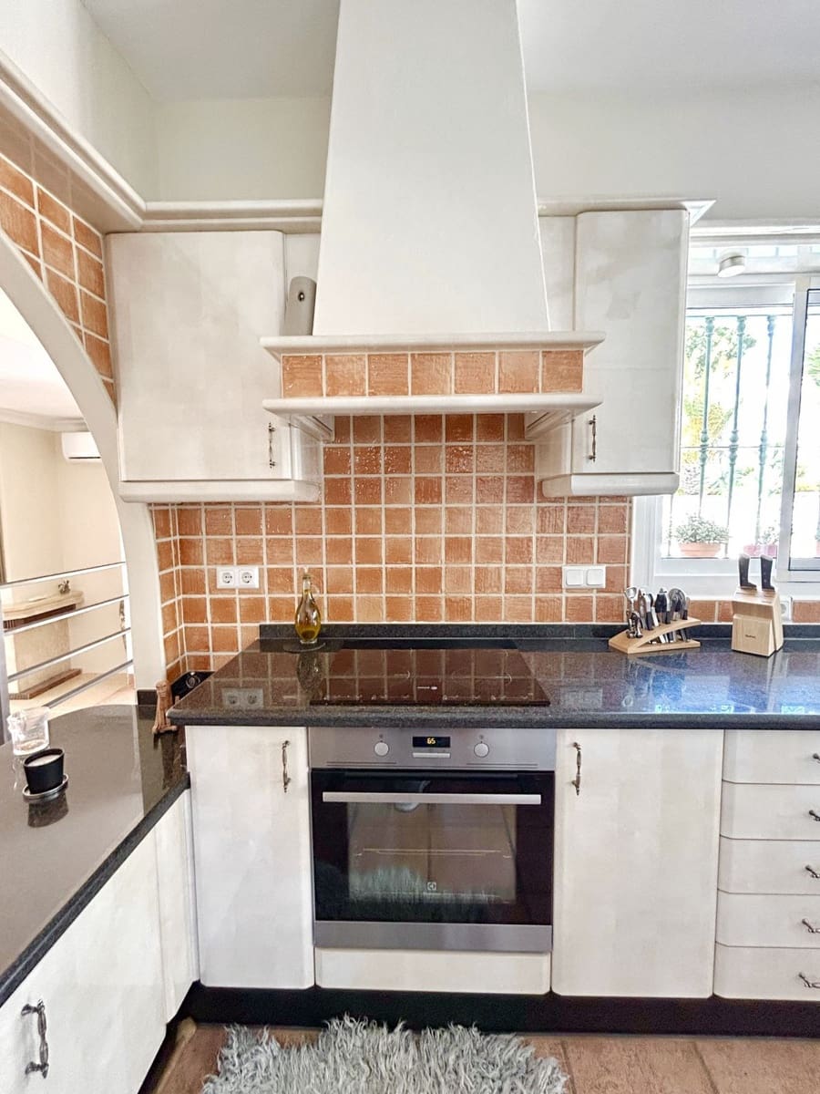 4 bedroom Villa for rent in La Cala de Mijas with pool garage - € 6,000 (Ref: 9733334)