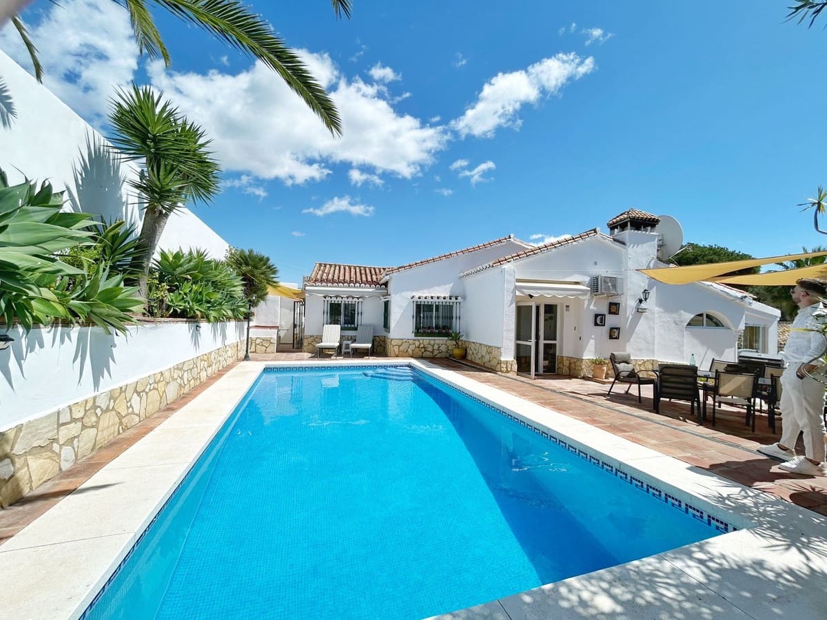 4 bedroom Villa for rent in La Cala de Mijas with pool garage - € 6,000 (Ref: 9733334)